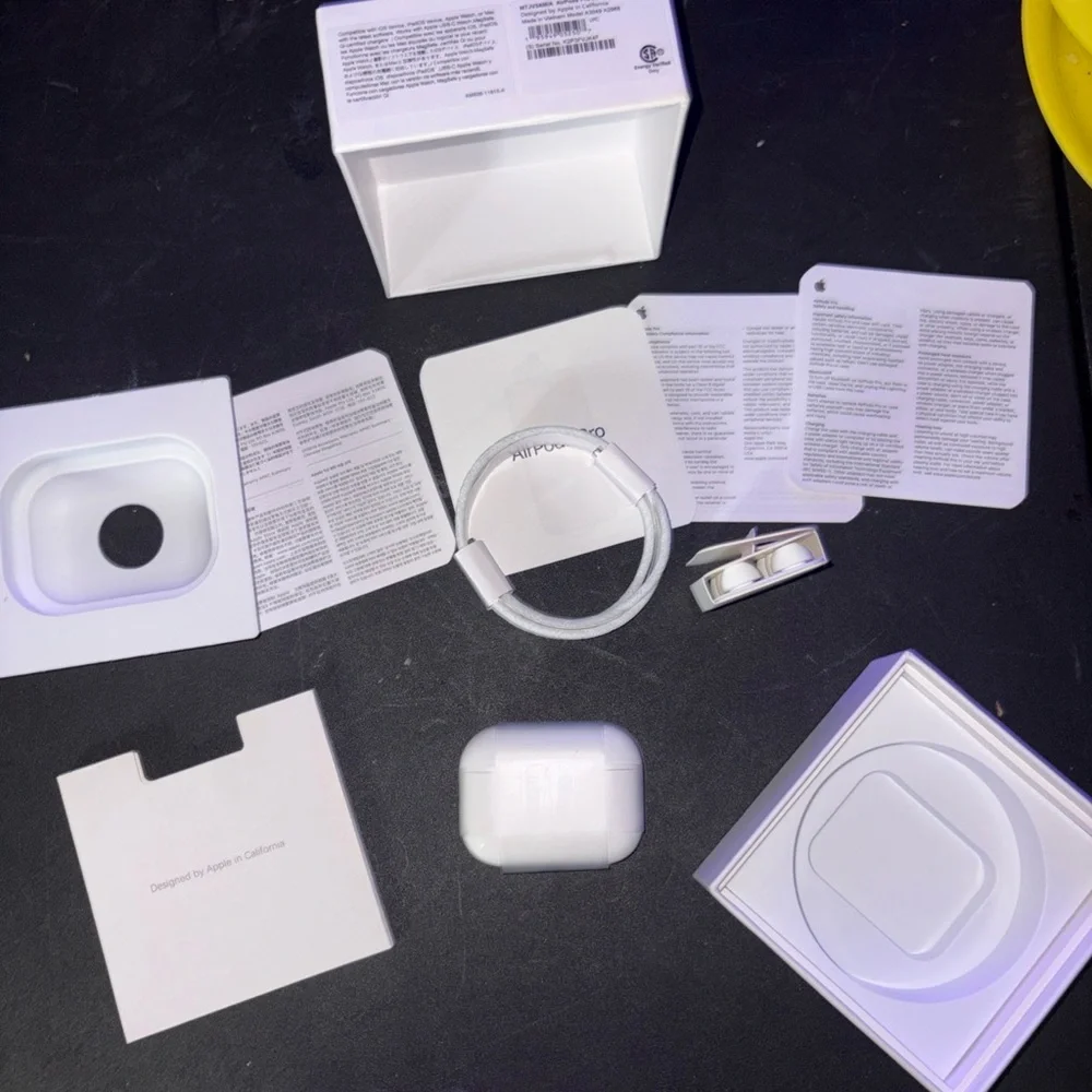 Apple White Wireless Earbuds